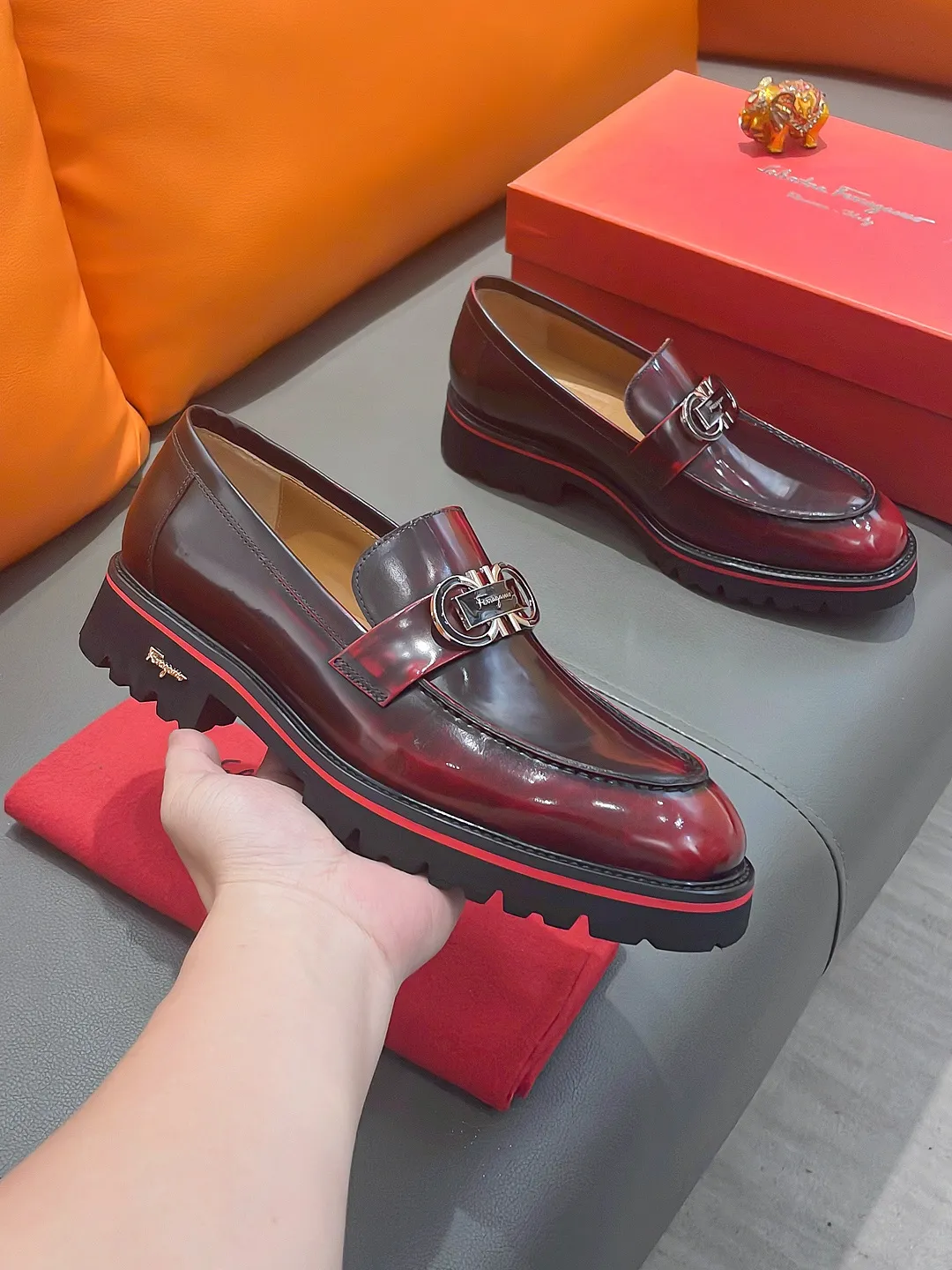 Men's shoes FERRAGAMO "Ferragamo" P540 Regular size: 39-44 (38, 45, 46, 47 customized) (suit shoes) Product materials: Selected first-layer cowhide upper, imported sheepskin lining; original outsole.